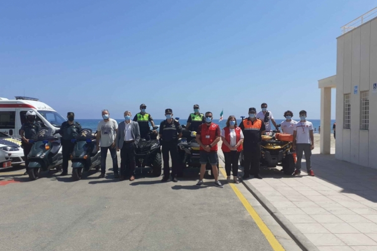 Oliva presenta su dispositivo de seguridad y socorrismo para las playas