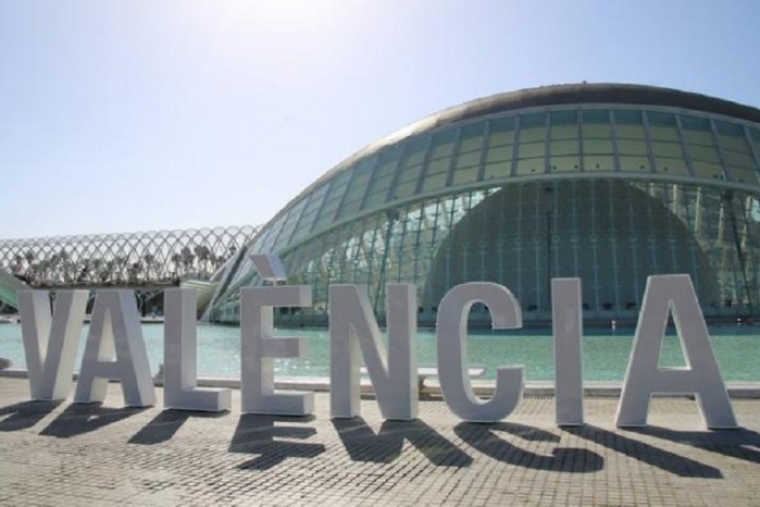 Unas letras con el nombre de Gandia en la playa para promocionarla