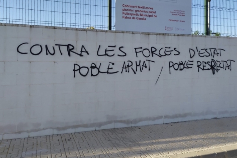 Palma de Gandia denuncia y condena pintadas vandálicas en el municipio