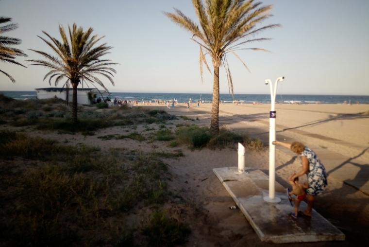 Un fósforo denuncia el peligro de las duchas en la playa de Gandia