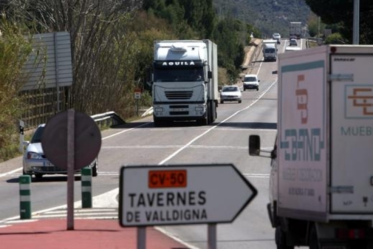 Dos heridos tras chocar un coche contra un muro en Tavernes de la Valldigna