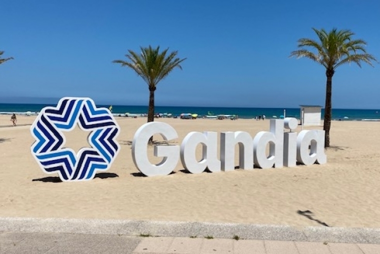 La Playa de Gandia ya tiene su cartel instalado en la arena