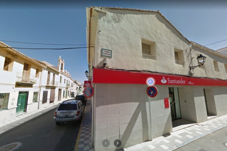 Roban unos 40.000 euros de un banco de Xeraco tras maniatar a los empleados