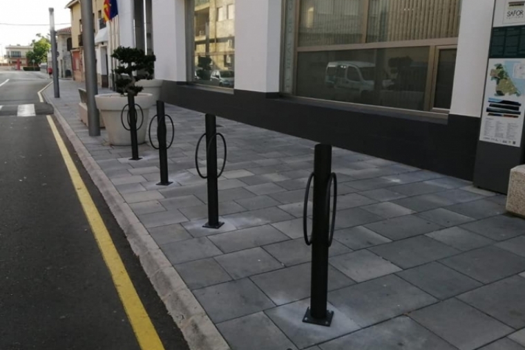 El Real de Gandia apuesta por el transporte sostenible e instala aparcabicis