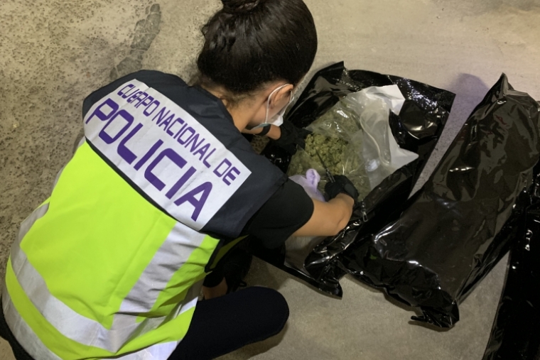 Incautan ocho kilos de marihuana en coche que circulaba a gran velocidad