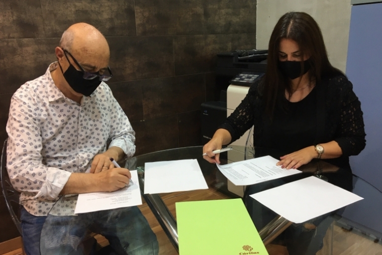 Cáritas Gandia y Loles Brito firman un convenio de formación