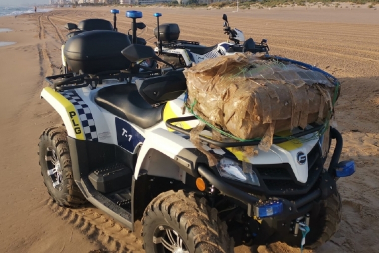 La Policía Local de Gandia encuentra un fardo de hachís en la playa del Auir