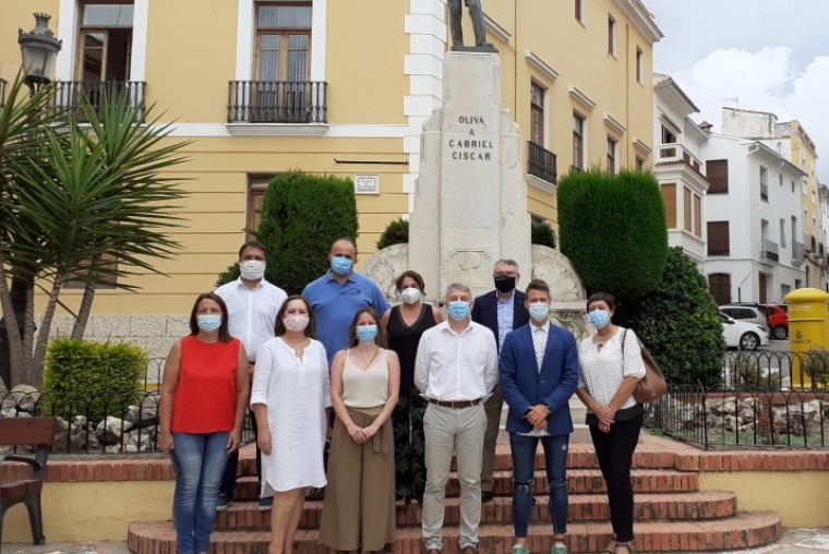 La corporación municipal de Oliva recibe al nuevo presidente de FAES 