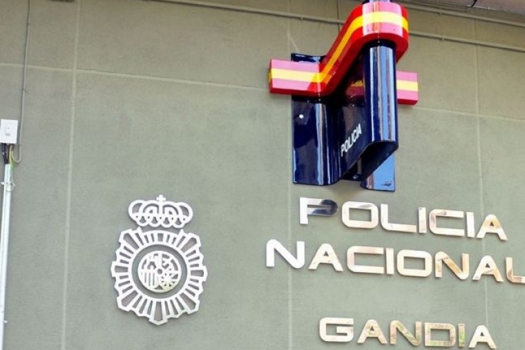 Detenido un hombre tras romper con un patinete un escaparate
