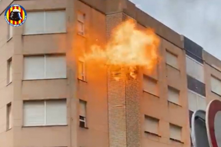 Un incendio en una vivienda y en un vehículo moviliza a Bomberos de Gandia