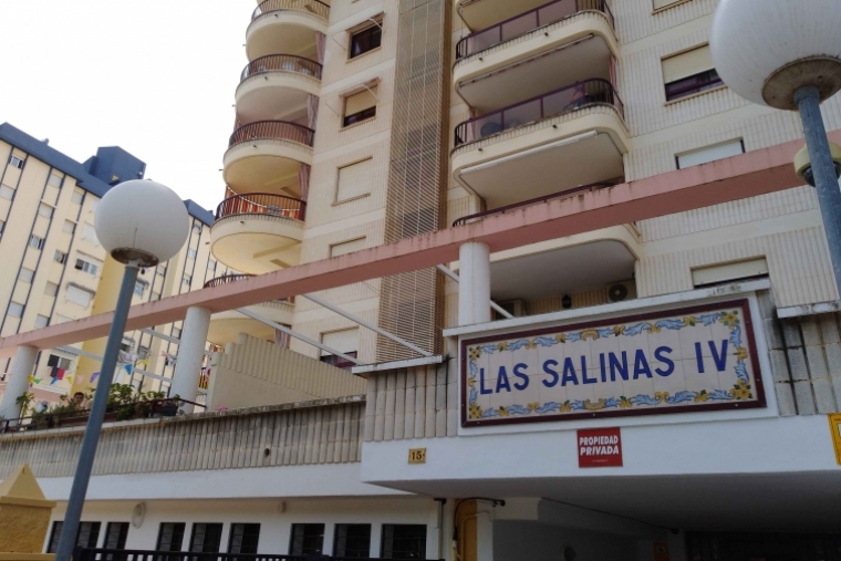 Fallece un hombre en una piscina de unos apartamentos de la playa de Gandia