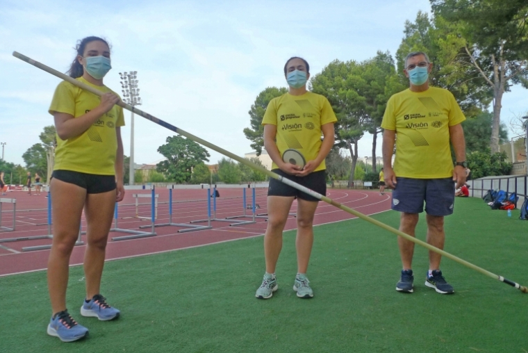 Irene Escrivà y Mar Morant con el pasaporte para los campeonatos de España