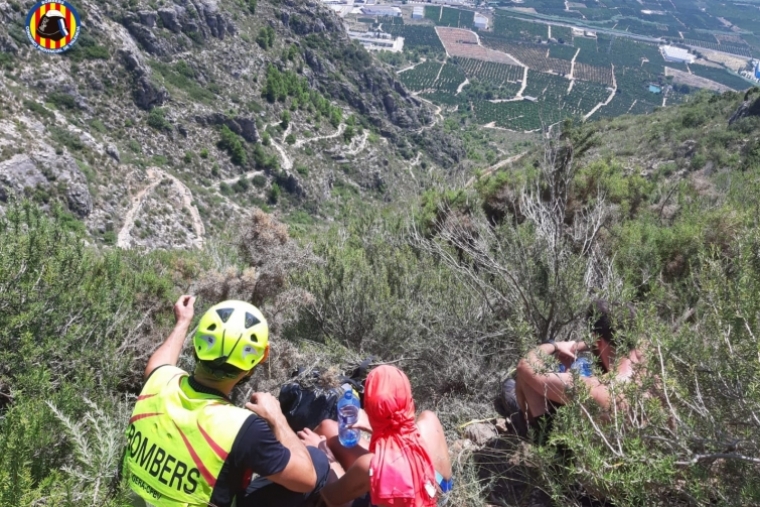 Bomberos rescatan a senderistas desorientados en una senda de Tavernes
