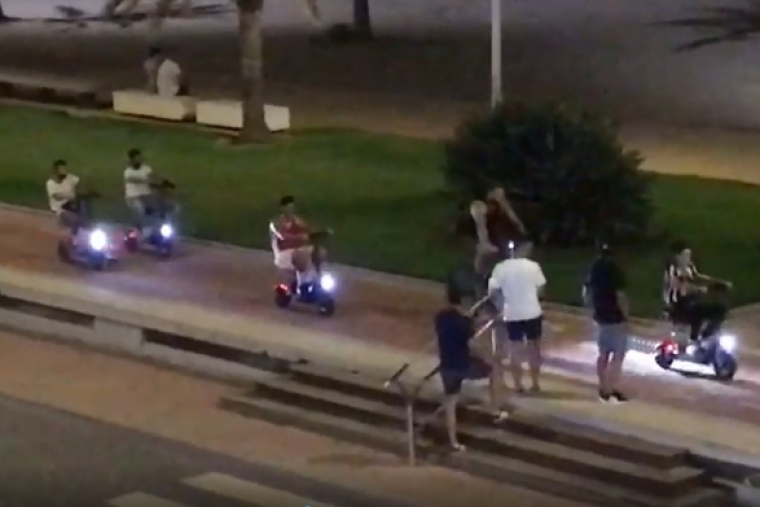 Un fósforo denuncia en vídeo el cerrilismo nocturno en la playa de Gandia