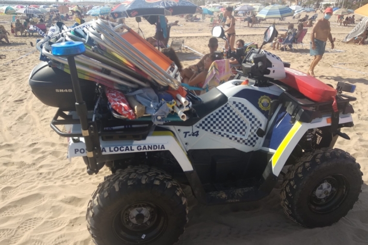 Reservar espacio con tu sombrilla en la playa de Gandia sigue saliendo caro