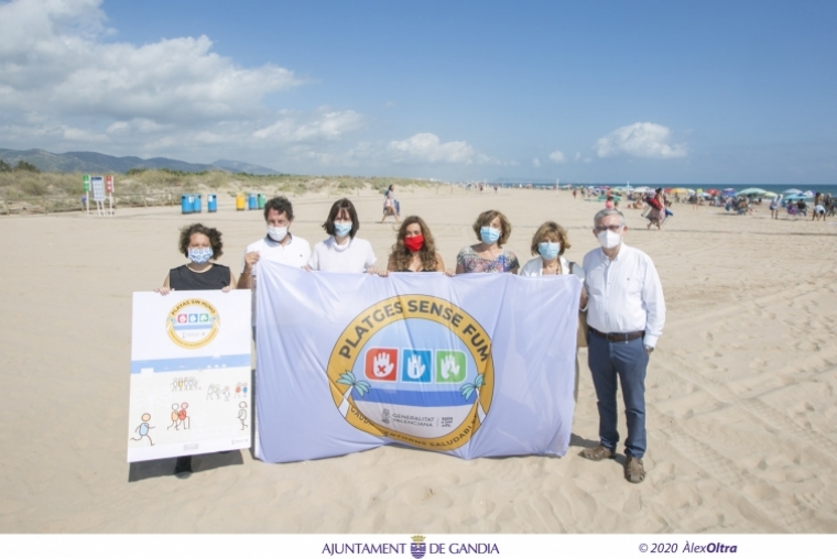 La playa del Auir de Gandia recibe la bandera de playa libre de humos