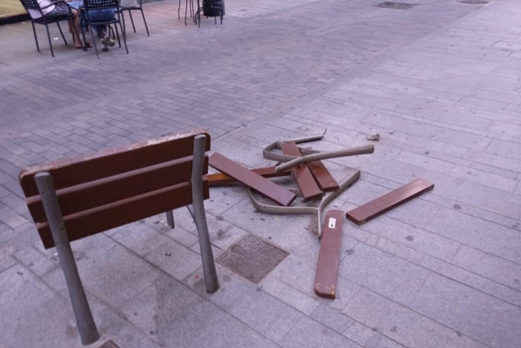 Destrozan parte del mobiliario urbano en plena Vila Nova de Gandia