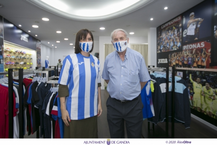 La alcaldesa de Gandia apoya al CF Gandia y visita su nuevo punto de venta