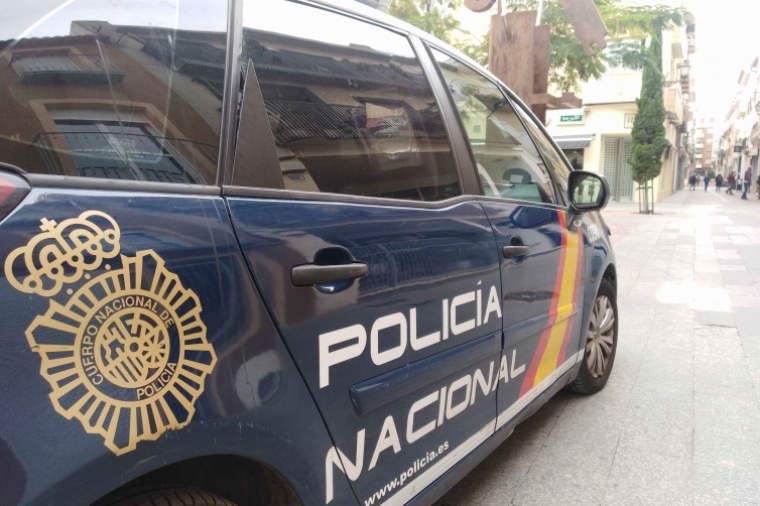 Detenida en Gandia una madre por echar de casa a sus hijas de 13 y 14 años