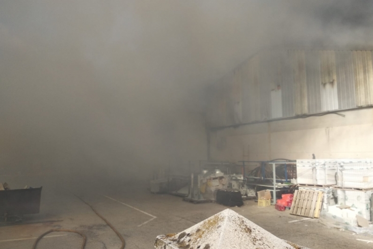 Arde una empresa de suministros eléctricos en Beniarjó