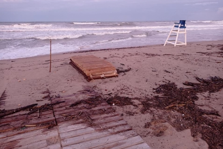 Las lluvias del sábado dejan algunos destrozos en las playas de la Safor