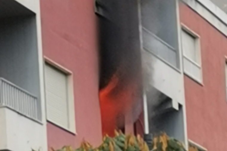 Un incendio de un tercer piso en Oliva moviliza a Bomberos y Policía Local
