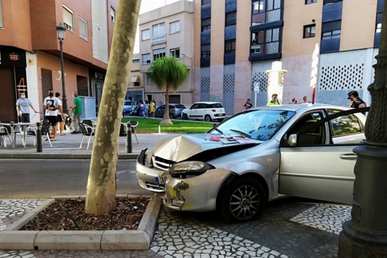 Aparatoso accidente al final del paseo de Germanies en Gandia