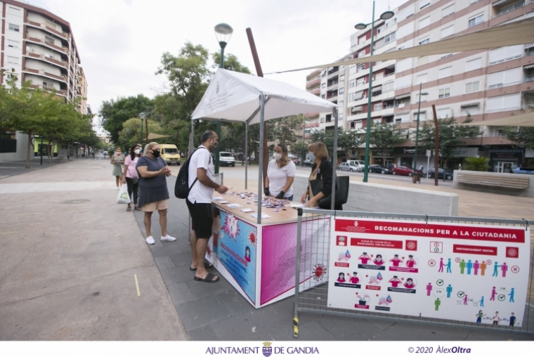 Mesas informativas sobre protección ante la Covid-19 en colegios de Gandia