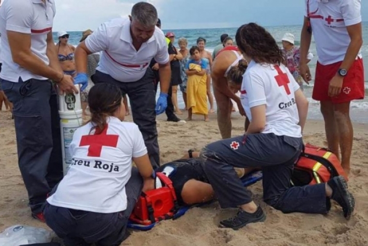 Cruz Roja Gandia salva a una persona en la playa de Miramar