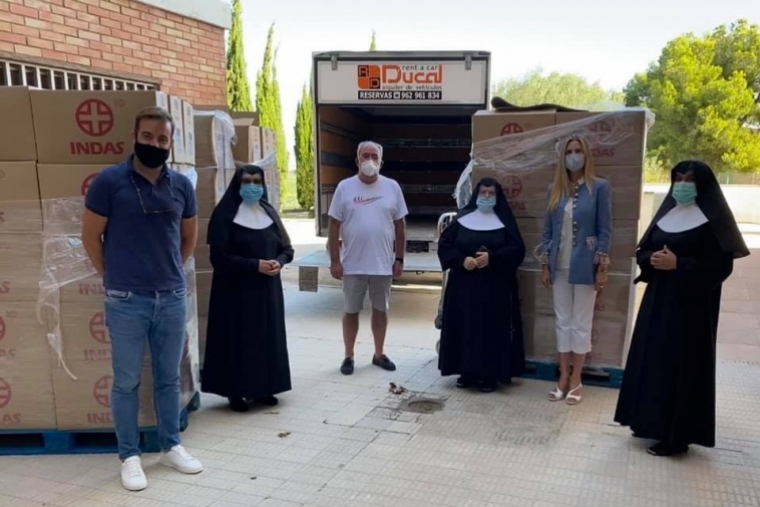 La Hermandad del Yacente en Gandia entrega material a las monjas de Oliva