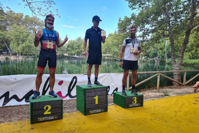 El Grupo de Runing del Real de Gandia sube al podium en el Triatlón de Anna