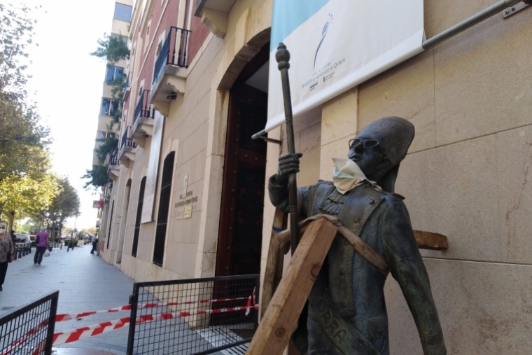 Gandia cambia de lugar y saca a la calle la escultura del Tio de la Porra