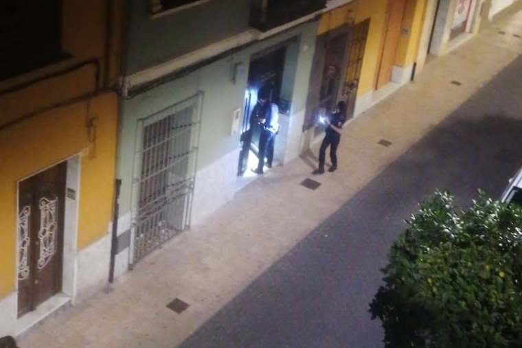 Vecinos del Raval de Gandia evitan que unos okupas accedan a una vivienda