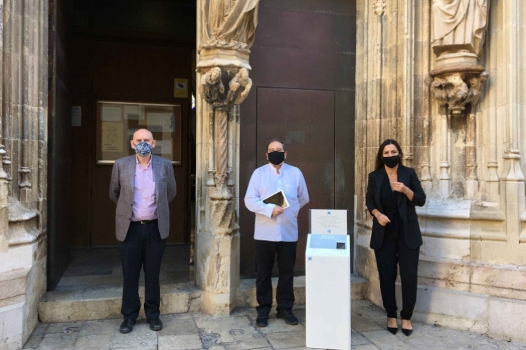CaixaBank instala un cepillo digital para colectas de Cáritas en Gandia