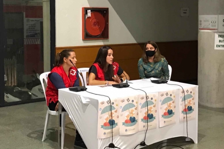 Tavernes presenta el programa Un paraguas de vida para la gente mayor