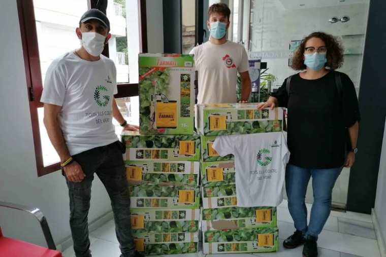 Gandia da 12 mochilas sulfatadoras al bombero gandiense del Amazonas
