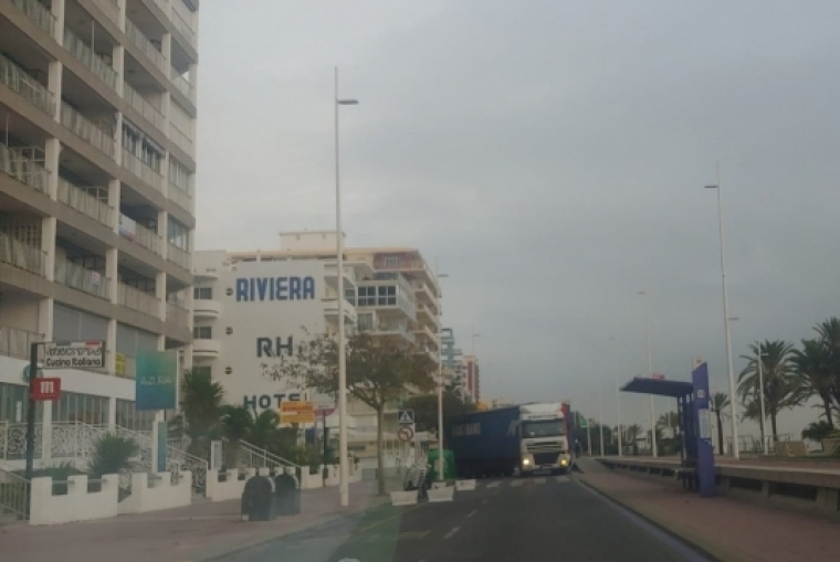 La traición del GPS: un tráiler en pleno paseo de la playa de Gandia