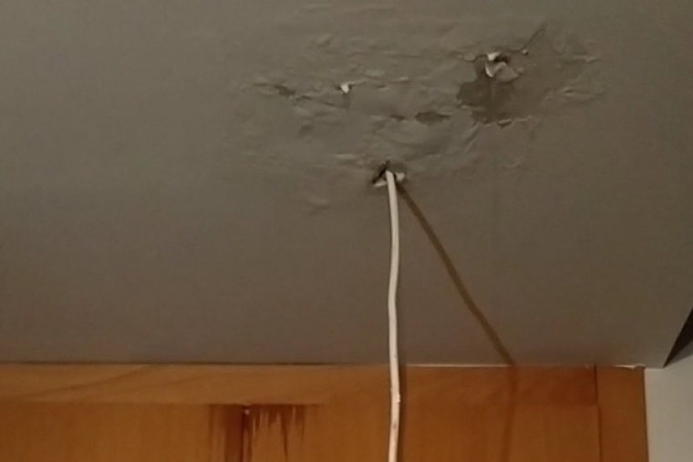 Una conexión ilegal de agua potable inunda un edificio en Gandia