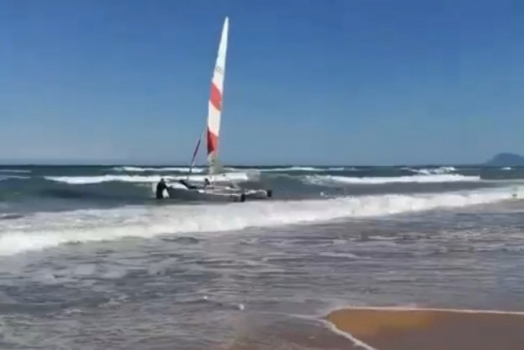 Cruz Roja Gandia rescata a un hombre que navegaba en catamarán