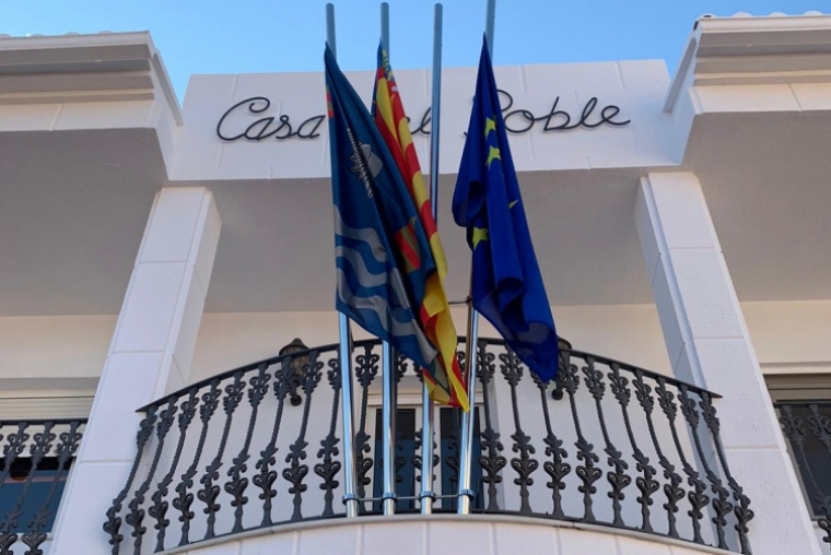 Roban la bandera de España del Ayuntamiento de Beniflà