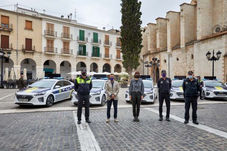Gandia presenta nueve nuevos y modernos coches para su Policía Local