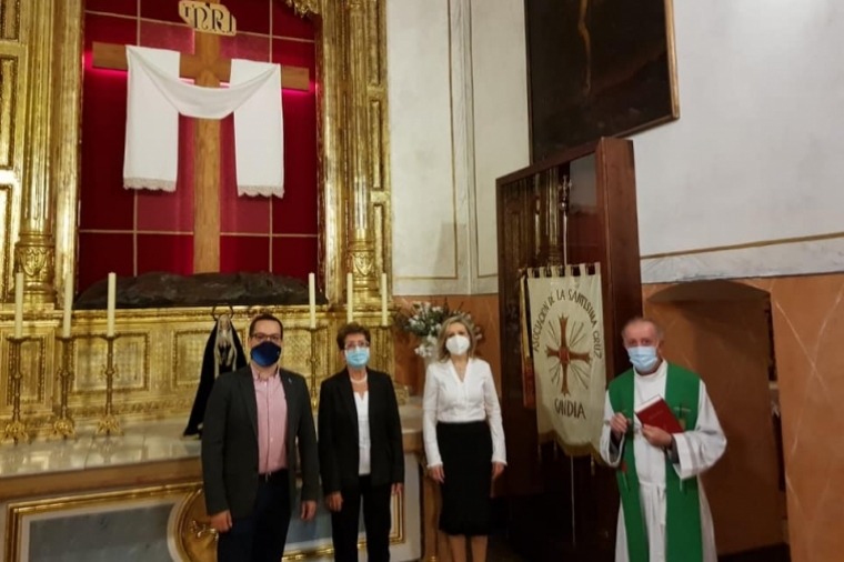 La Hermandad de la Santísima Cruz en Gandia bendice su hornacina