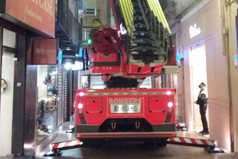 Bomberos de Gandia en pleno centro histórico por un desprendimiento