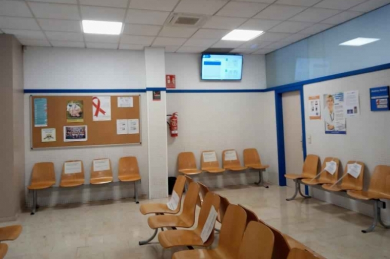 Pantallas de gestión de turnos en el consultorio del Raval de Gandia