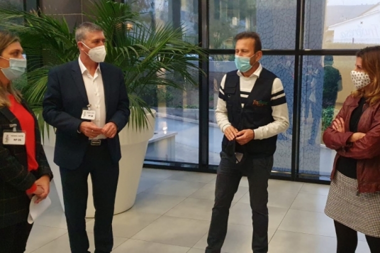 El conseller Rafa Climent explica en Xeresa las ayudas a comercios en 2021
