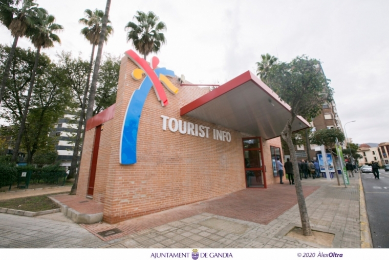 Gandia moderniza la céntrica Tourist Info de la Renfe con nueva tecnología