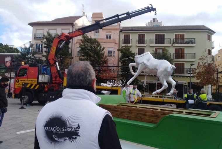 Los artistas falleros adornan la ciudad de Gandia para la Navidad