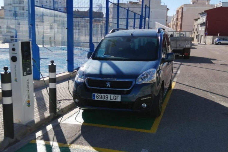 Real de Gandia instala su primera estación de recarga de coches eléctricos