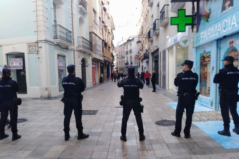 Con 19 años roban a personas al estrangularlas por la espalda en Gandia