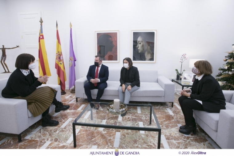 Recepción en el ayuntamiento al nuevo director de Carrefour Gandia